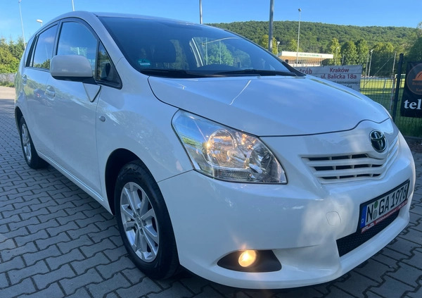 Toyota Verso cena 39900 przebieg: 200000, rok produkcji 2013 z Jasień małe 631